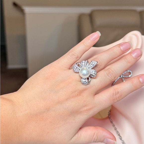 Elegant Silver Pearl Bow Ring - Picture 7 of 11